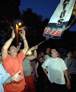 Aficionados del Juventus protestas por el descenso de su equipo. (Foto: AP)