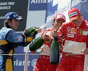 Alonso, Massa y Schumacher se empapan de champán en el podio. (Foto: EFE)