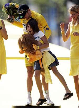 Landis sube al podio a su hija Ryan. (Foto: AP)