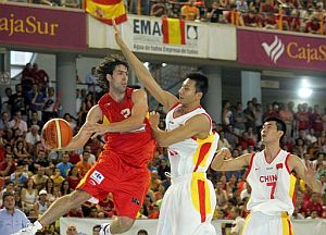 Berni Rodrguez intenta dar un pase bajo la canasta ante un jugador de China. (Foto: EFE)