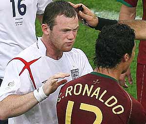 Rooney pide explicaciones a Ronaldo durante los cuartos del Mundial. (Foto: REUTERS)