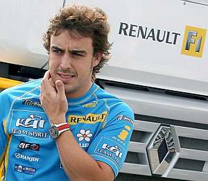 Alonso reflexiona en el paddock de Hockenheim. (Foto: EFE)