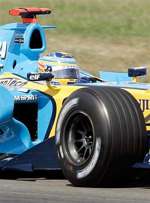 Fernando Alonso pilota su monoplaza en Hockenheim. (Foto: AP)