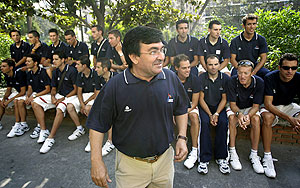 Vicente Belda, junto a su equipo.(Foto: EFE)