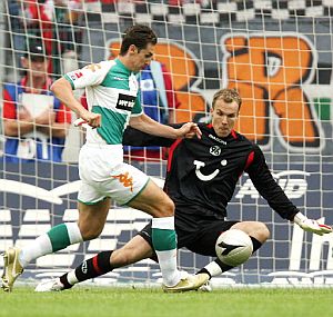 Klose intenta regatear al portero del Hannover 96', Robert Enke. (Foto: AFP)