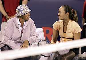 Martina Hingis y Melanie Molit, conversan durante un tiempo muerto en el torneo de Montreal. (Foto: AP)