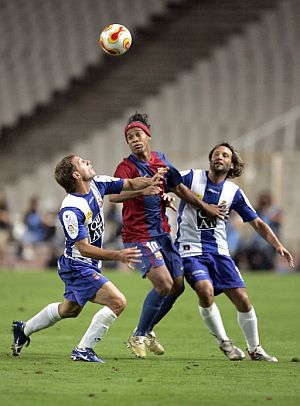 Ronaldinho (c) intenta llevarse el baln ante la oposicin de Zabaleta (i) y Rufete. (Foto: EFE)