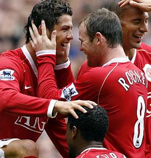 Cristiano Ronaldo y Rooney celebran un gol. (Foto: AFP