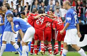 Los jugadores del Bayern se abrazan tras marcar. (Foto: AFP)