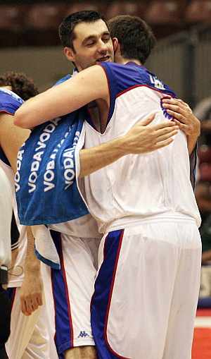 Los serbios se abrazan tras su primera victoria. (Foto: AFP)