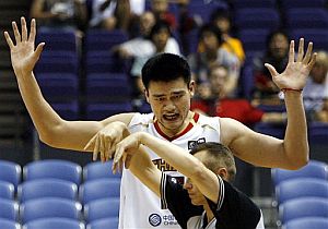 Yao Ming protesta a uno de los rbitros. (Foto: AP)