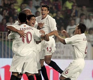 Los jugadores del Sevilla celebran uno de los goles marcados al Barcelona. (Foto: EFE)