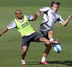 Cassano y Roberto Carlos, en un entrenamiento del Real Madrid.(Foto: EFE)
