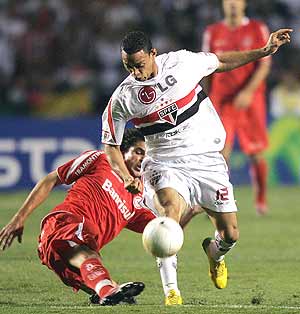Oliveira se lleva la pelota durante un partido con el Sao Paulo. (Foto: AFP)