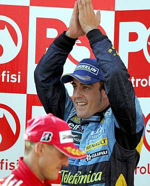 Alonso celebra su segundo puesto en Turqua. (Foto: EFE)
