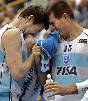 Nocioni y Wolkowyski, contentos por el triunfo. (Foto: AP)
