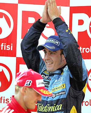 Alonso celebra su segundo puesto en Turqua en presencia de Schumacher. (Foto: EFE)