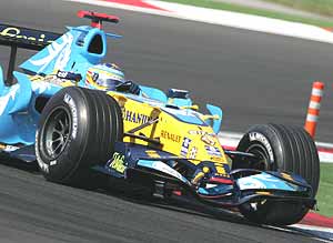 Alonso pilota su R26. (Foto: AP)