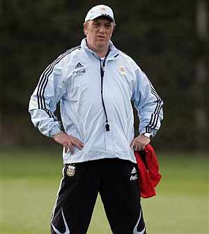 El entrenador de Argentina, Alfio Basile, en un entrenamiento previo al choque. (Foto: AP)
