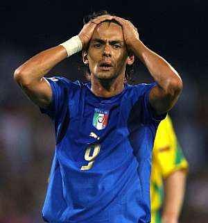 Filippo Inzaghi marc el balsmico gol italiano. (Foto: AP)
