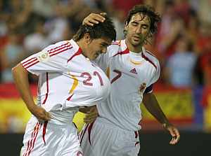 Villa (i) celebra uno de sus goles con Raúl. (Foto: AFP)