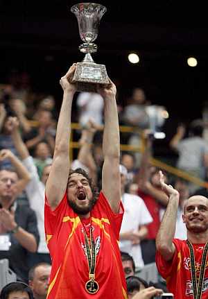Pau Gasol levanta el trofeo mientras su compañero Carlos Jimenez aplaude. (Foto: EFE)