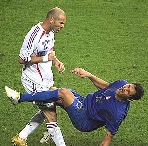 Zidane golpea de cabeza a Materazzi en la final del Mundial.(Foto: AFP)