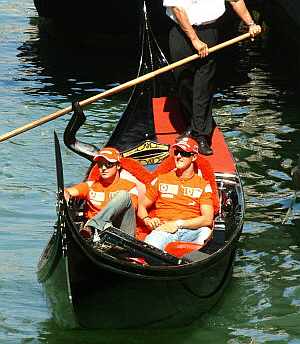 Schumacher y Massa pasean en una gndola en Venecia. (Foto: AFP)
