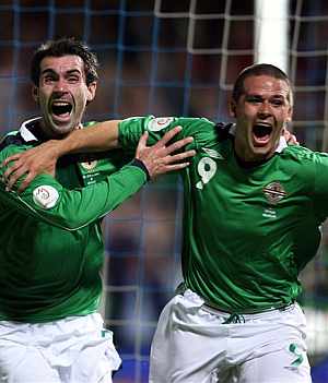 Gillespie (i) y Healy, autor de los tres goles irlandeses. (Foto: AP)