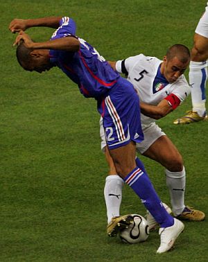 Cannavaro (d) ttrata de robarle el baln a Henry. (Foto: AFP)