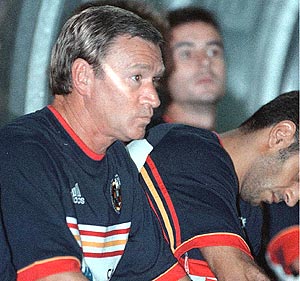 Clemente observa desde el banquillo la derrota de Espaa ante Chipre por 3-2 en 1998. (Reuters)