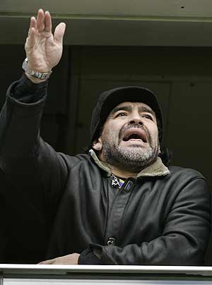 Diego Maradona anima a Boca desde su palco en La Bombonera. (Foto: AFP)