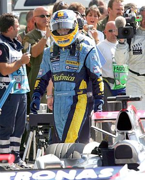 Alonso sale de su vehculo al finalizar los entrenamientos en Monza (Foto: EFE)