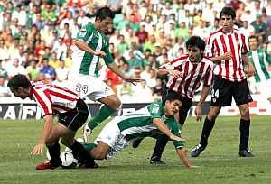 'Xisco' cae en un lance frente al Athletic. (Foto: EFE)