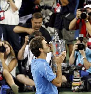 Federer besa su ensimo trofeo. (Foto: EFE)