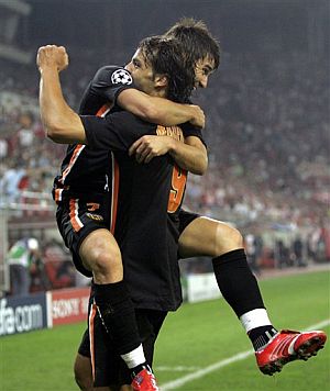 Villa (i) abraza a Morientes (d) para celebrar el primer gol de ste. (Foto: AP)