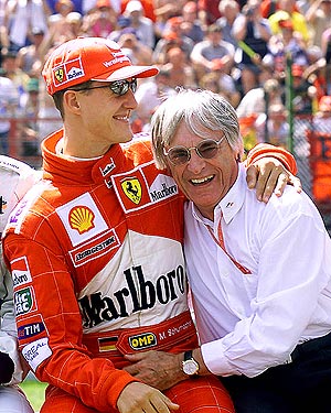 Ecclestone y Schumacher, en el GP de Hungra de 2000. (Foto: AP)