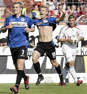 Jugadores del Bielefeld celebran uno de los goles. (Foto: AP)