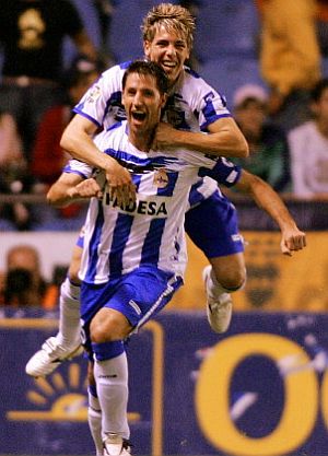 Capdevila y Cristian, sobre sus hombros, celebran el primer gol. (Foto: AFP)