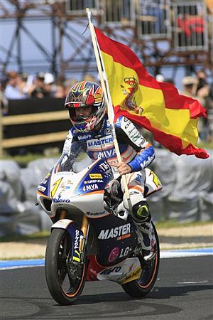 Bautista, con el 9 ya borrado del frontal de su moto, celebra el ttulo con la bandera de Espaa. (Foto: AP)