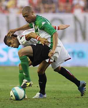 Alves y Wagner se disputan el baln. (Foto: AFP)