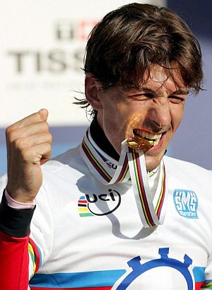 Fabian Cancellara muerde su oro. (Foto: EFE)