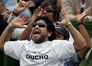 Maradona anima a Argentina vestido con la camiseta de Acasuso. (Foto: AFP)