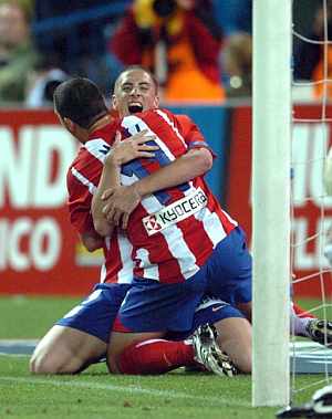 Maxi y Torres se abrazan tras marcar el argentino el gol de la remontada rojiblanca. (Foto: EFE)