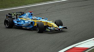 Alonso se pasa de frenada en la primera curva del circuito de Shanghai. (Foto: EFE)