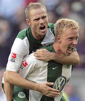 Los jugadores del Wolfsburgo celebran el tanto de Hanke. (Foto: AP)