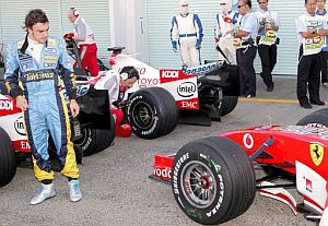 El espaol observa los neumticos del Ferrari de Schumacher. (Foto: EFE)