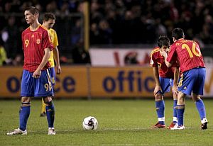 Torres, incrdulo, mientras Iniesta trata de animar a Villa. (Foto: EFE)