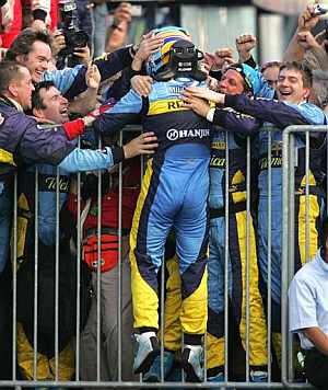 Alonso celebra con su equipo el triunfo en Japn. (Foto: EFE)