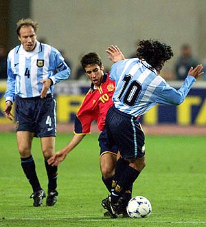 Imagen del ltimo duelo entre ambas selecciones, en 1999. Argentina gan 0-2 en Sevilla. (Foto: igo Hidalgo)